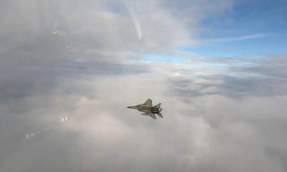Εντυπωσιακό βίντεο: F-15 εκτοξεύει πύραυλο και καταρρίπτει στον αέρα τον στόχο του